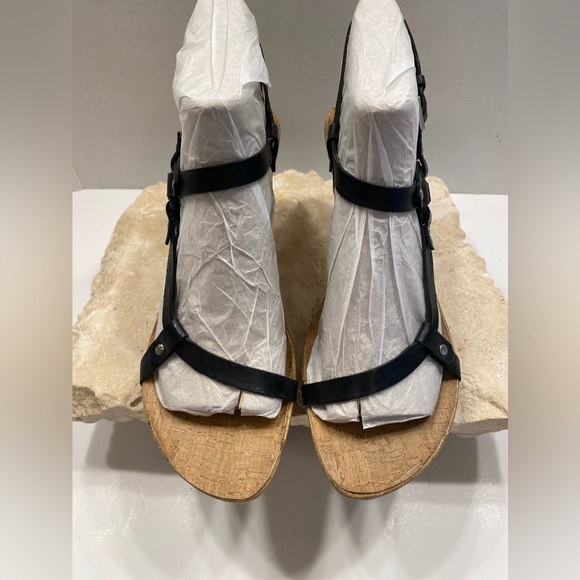 Kenneth Cole Reaction Black Leather Strappy Wedge Heeled Sandals Sz 9.5 - Picture 2 of 11